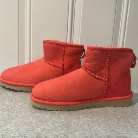 New NWOT Treadlite By UGG Short Boots. Size 6. - Picture 2 of 7